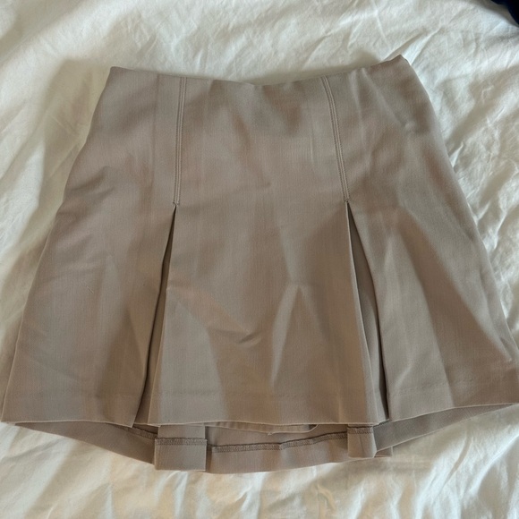 Abercrombie & Fitch Women's Pleated Menswear Mini Skort - Picture 6 of 6